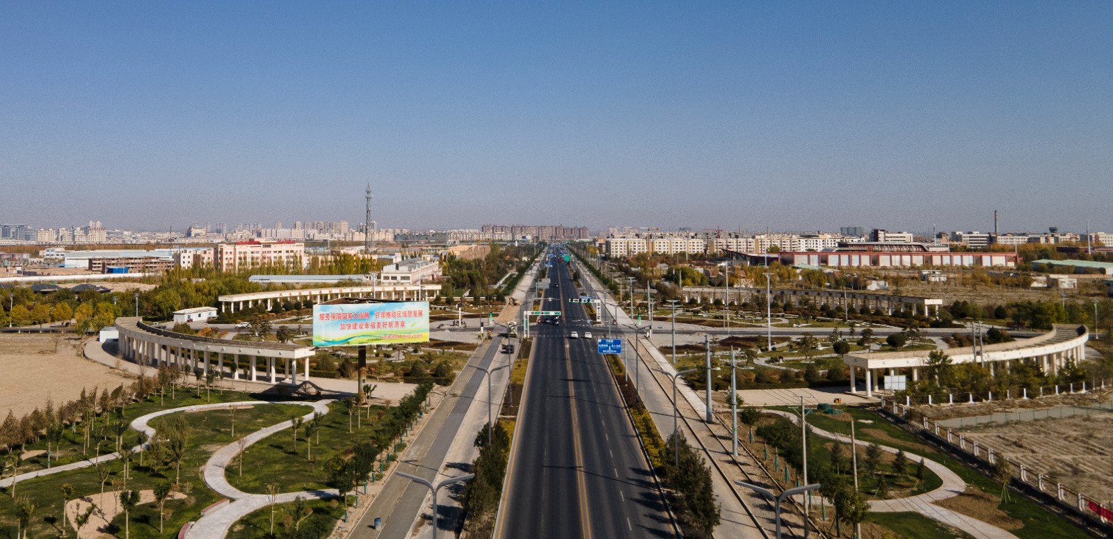 肅州區(qū)解放路(肅州路~文火公路)慢車道拓寬及人行道新建工程俯瞰.jpg 肅州區(qū)解放路(肅州路~文火公路)慢車道拓寬及人行道新建工程俯瞰.jpg